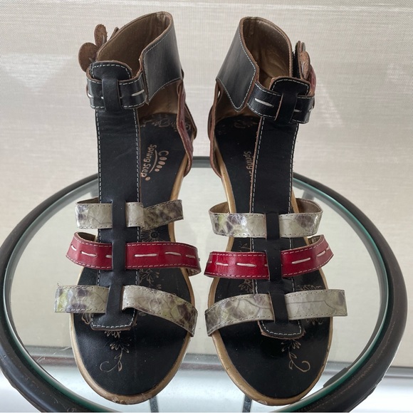Spring Step sandals with fun floral detailing on the velcro closure. Size 38 - Picture 4 of 13